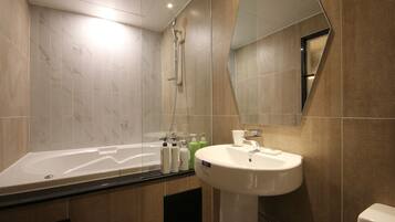 Luxury Room | Bathroom | Free toiletries, hair dryer, bathrobes, slippers