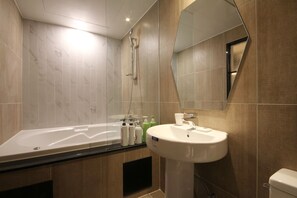 Habitación de lujo | Baño | Amenidades de baño gratuitas, secadora de cabello, batas, pantuflas 