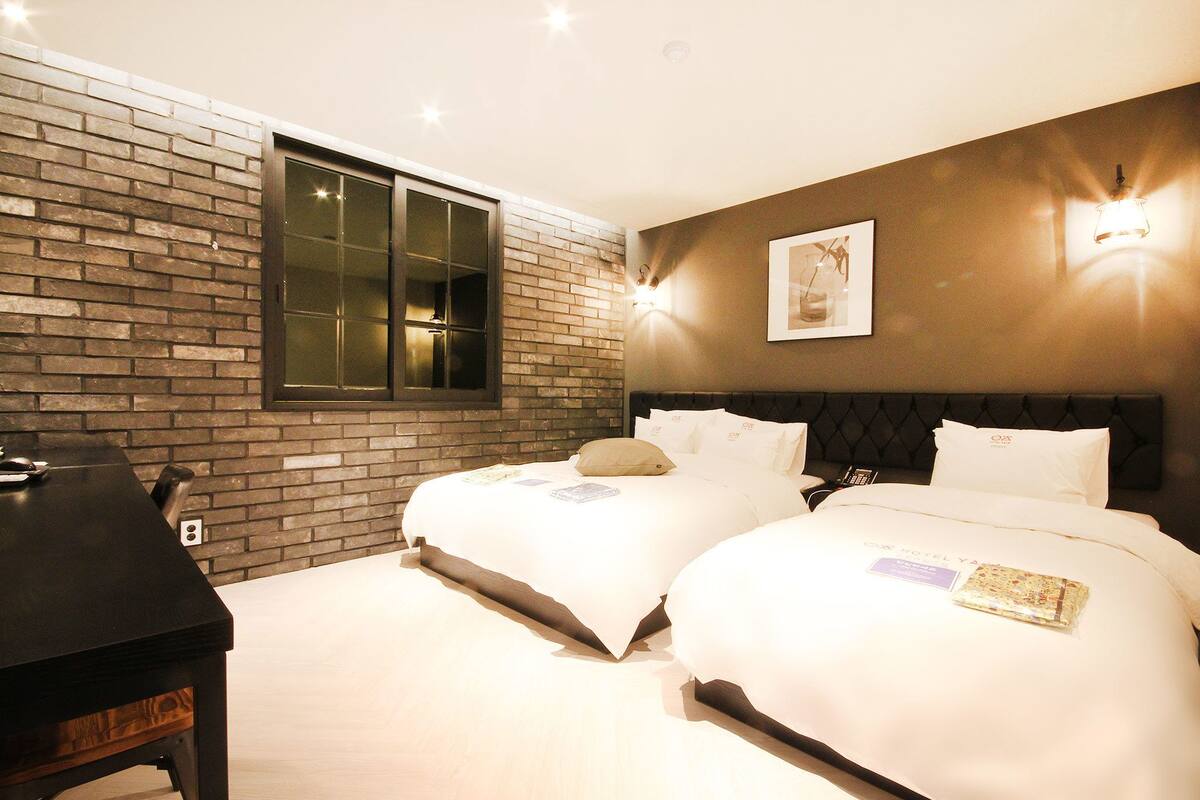 Habitación con 2 camas individuales | Escritorio, wifi gratis, ropa de cama