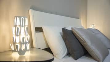 Doppia Standard | Minibar, una scrivania, tende oscuranti, insonorizzazione