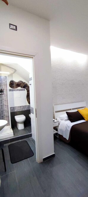 Camera doppia, patio, al piano terra | Minibar, una scrivania, tende oscuranti, insonorizzazione