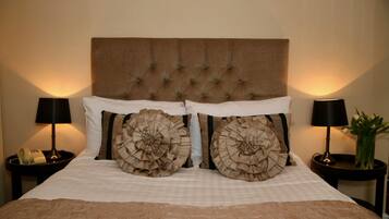 Executive Super King/Twin | In-room safe, individually decorated, individually furnished, desk