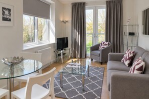 Living area - Roomspace Apartments -Swan House (Leatherhead)