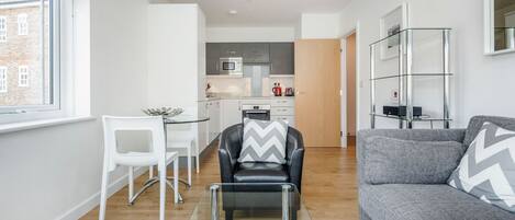 Apartamento, 1 habitación | Zona de estar | Una televisión de pantalla plana