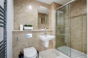 Appartement, 1 slaapkamer | Badkamer | Een douche, een haardroger, handdoeken