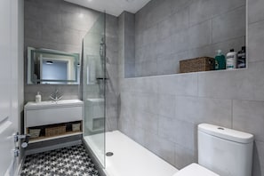 Deluxe Apartment, 2 Bedrooms | Bathroom | Shower, free toiletries, hair dryer, towels - Californication (Southend-on-Sea)