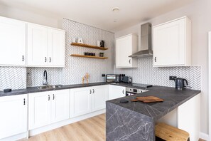 Deluxe Apartment, 2 Bedrooms | Private kitchen | Fridge, microwave, oven, stovetop - Californication (Southend-on-Sea)