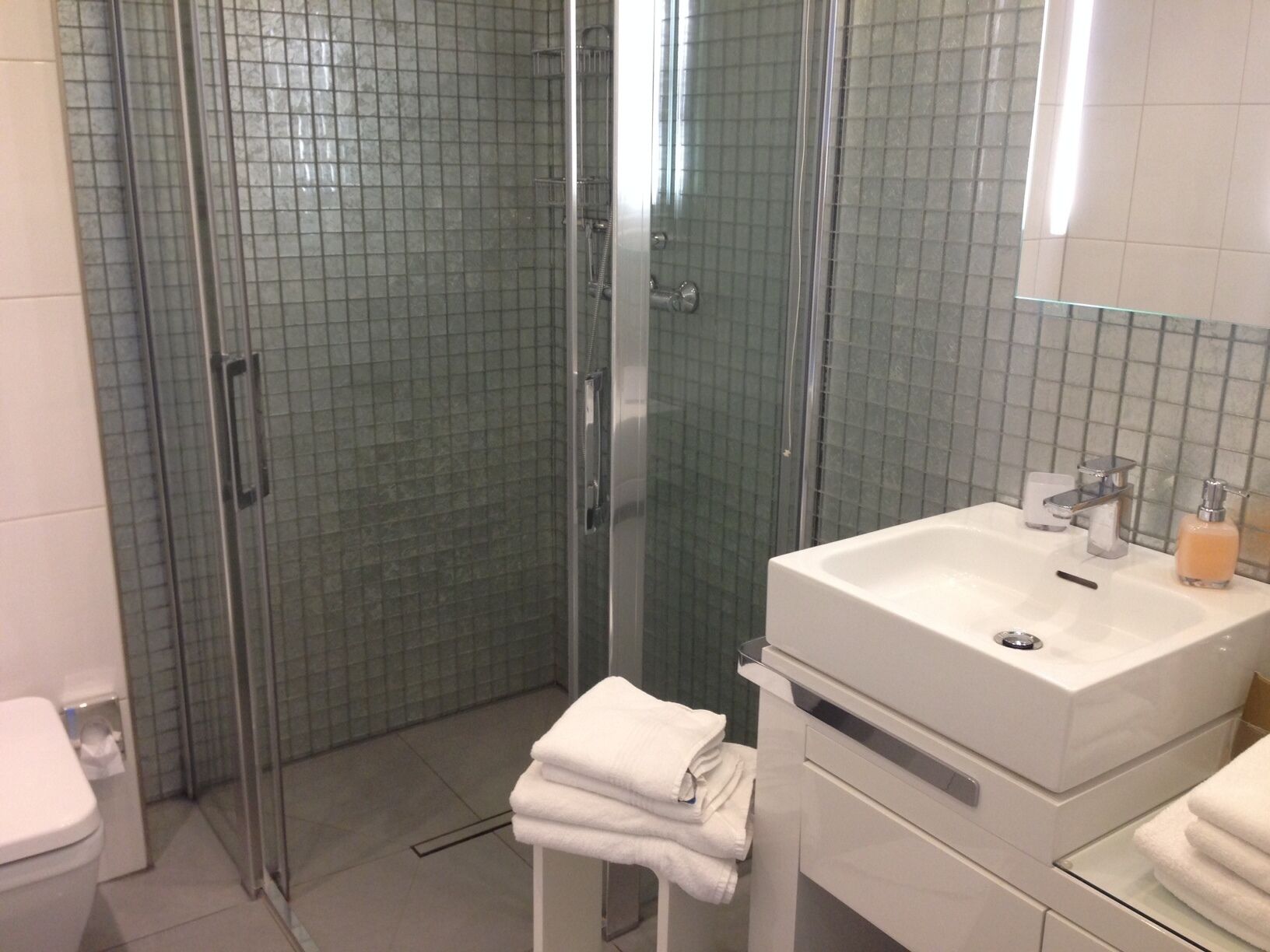 Comfort Room, 1 Bedroom, Non Smoking | Bathroom | Shower, towels