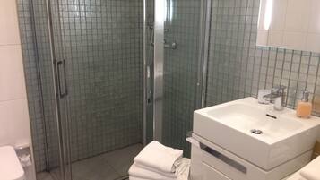 Comfort-Zimmer, 1 Schlafzimmer, Nichtraucher | Badezimmer | Dusche, Handtücher