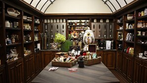 Une cuisine bien aménagée, avec des meubles en bois, un îlot central et divers accessoires de cuisine.