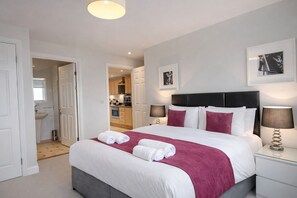In-room safe, iron/ironing board, free WiFi, bed sheets - Roomspace Apartments -The Courtyard (London)