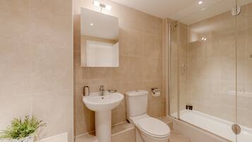 Apartment, 1 Bedroom | Bathroom | Combined shower/tub, hair dryer, towels, shampoo