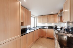 Fridge, microwave, oven, stovetop - Roomspace Apartments -The Courtyard (London)