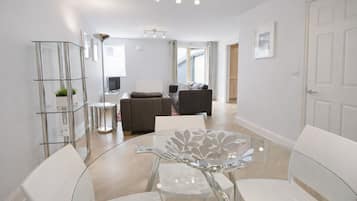 Leilighet, 1 soverom | Oppholdsområde | Flatskjerm-TV og DVD-spiller