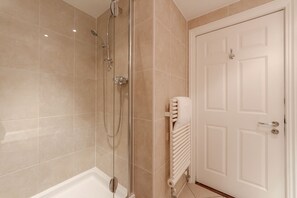 Apartament, 2 dormitoris | Bany | Combinació de dutxa i banyera, assecador de cabells, tovalloles i xampú 