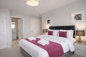 In-room safe, iron/ironing board, free WiFi, bed sheets - Roomspace Apartments -The Courtyard (London)
