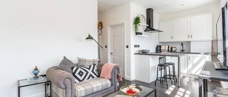 Apartment, 1 Schlafzimmer | Wohnbereich | Flachbildfernseher