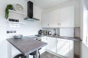 Apartment, 1 Bedroom | Private kitchen | Fridge, microwave, oven, stovetop - Namastay in Bed (Southend-on-Sea)