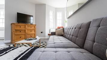 Apartment, 2 Bedrooms, Non Smoking | 2 bedrooms, individually decorated, individually furnished