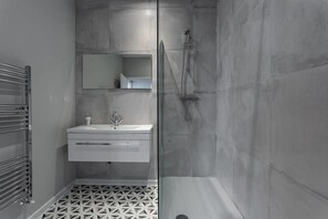 Apartment, 2 Bedrooms, Non Smoking | Bathroom | Shower, free toiletries, hair dryer, towels - Exhale (Southend-on-Sea)