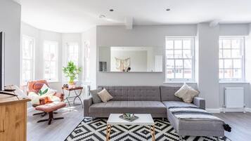 Apartamento, 2 habitaciones, no fumadores | Sala de estar | Televisión de pantalla plana de 32 pulgadas con canales por satélite