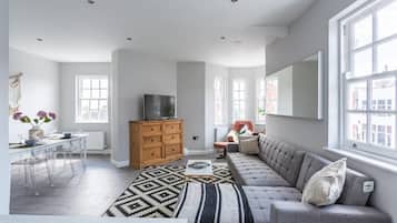 Apartment, 2 Bedrooms, Non Smoking | Living room | 32-inch flat-screen TV with satellite channels, TV