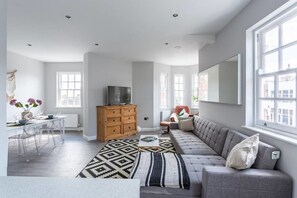 公寓, 2 间卧室, 无烟房 | 客厅 | 32-英寸纯平电视 (配备卫星频道)、电视