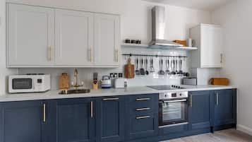 Apartment, 2 Bedrooms, Non Smoking | Private kitchen | Fridge, microwave, oven, stovetop