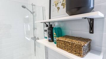 Apartment, 2 Bedrooms, Non Smoking | Bathroom | Shower, free toiletries, hair dryer, towels