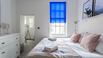 Apartment, 2 Bedrooms, Non Smoking | 2 bedrooms, individually decorated, individually furnished