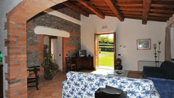 Comfort Apartment, 2 Bedrooms (Gelso) | Living area | LED TV