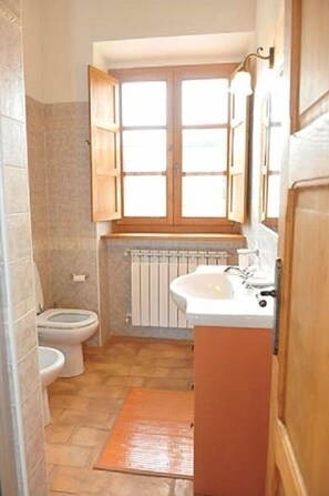 Appartement, 2 chambres, vue jardin (Leccio) | Salle de bain | Douche, bidet, serviettes fournies