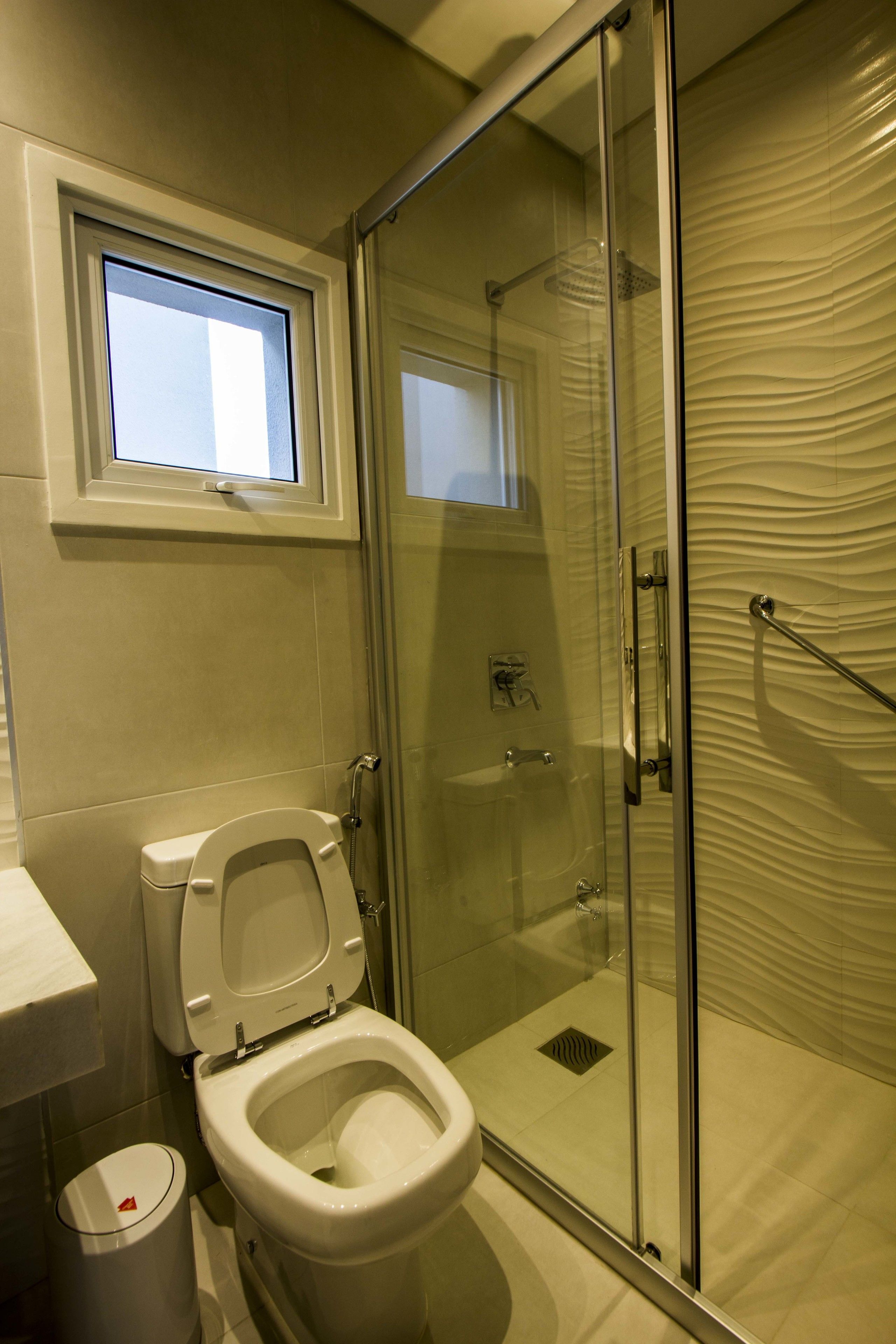 shower, free toiletries, towels, shampoo