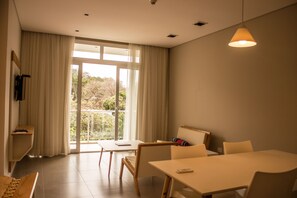 Studio, 1 Queen Bed, Non Smoking, City View | Living room