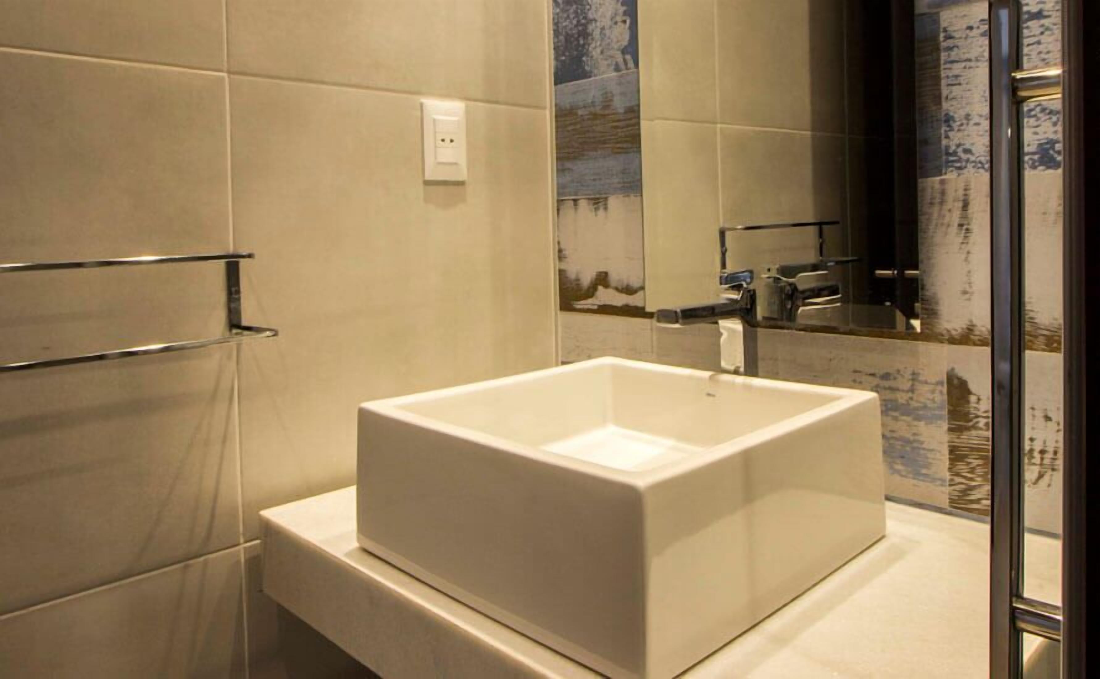 apartment, 1 king bed, non smoking, city view | bathroom | shower, free toiletries, towels, shampoo