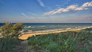 A beach with waves, a clear sky, and some clouds. - Lakefront Montague Cottage w/ Deck & Beach! (Montague)