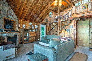 TV, DVD player, books, stereo - Lakefront Montague Cottage w/ Deck & Beach! (Montague)