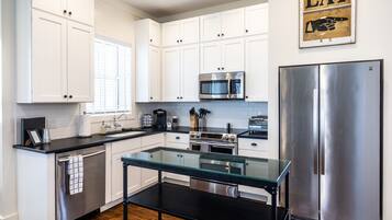 Réfrigérateur, four à micro-ondes, un four, surface de cuisson