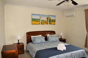 2 bedrooms, in-room safe, iron/ironing board, free WiFi - Bright Condo steps to Eagle Beach (Oranjestad-West)