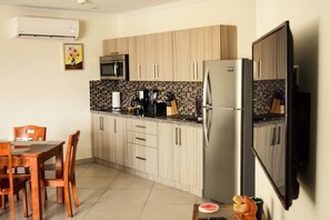 Fridge, microwave, stovetop, coffee/tea maker - Bright Condo steps to Eagle Beach (Oranjestad-West)