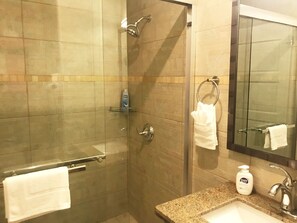 Dusche, Haartrockner, Handtücher, Seife