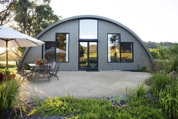 Outdoor dining - Glenlowren - A magical haven in the Yarra Valley (Dixons Creek)