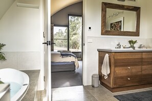 2 bedrooms, iron/ironing board, travel cot, free WiFi
