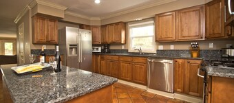 Riley Manor - 8 King Beds