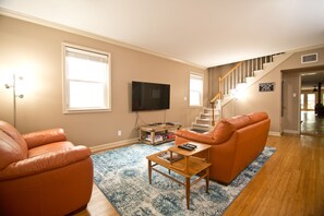 Smart TV, fireplace, foosball, books - Casa de Grande - 8 King Beds (New Orleans)