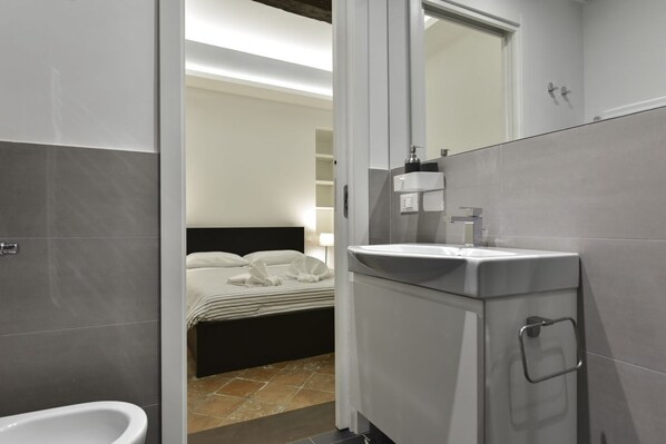Shower, hair dryer, bidet, towels - Campo de' Fiori Brand New Apartment (Roma)