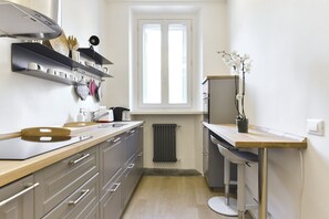 Un four, surface de cuisson, lave-vaisselle, machine à glaçons