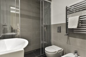 Shower, hair dryer, bidet, towels - Campo de' Fiori Brand New Apartment (Roma)