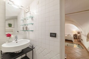 Douche, sèche-cheveux, bidet, serviettes fournies