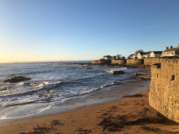 Beach nearby - Pretty period cottage with garden in conservation village near Elie (Leven)